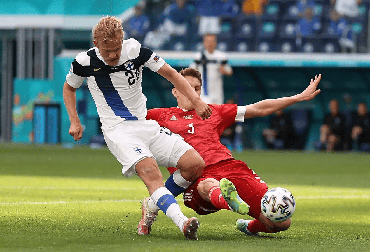 芬兰球队迎战世界冠军，士气高涨